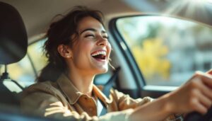 Wer beim Autofahren laut mitsingt, profitiert laut Studie von diesen psychologischen Effekten